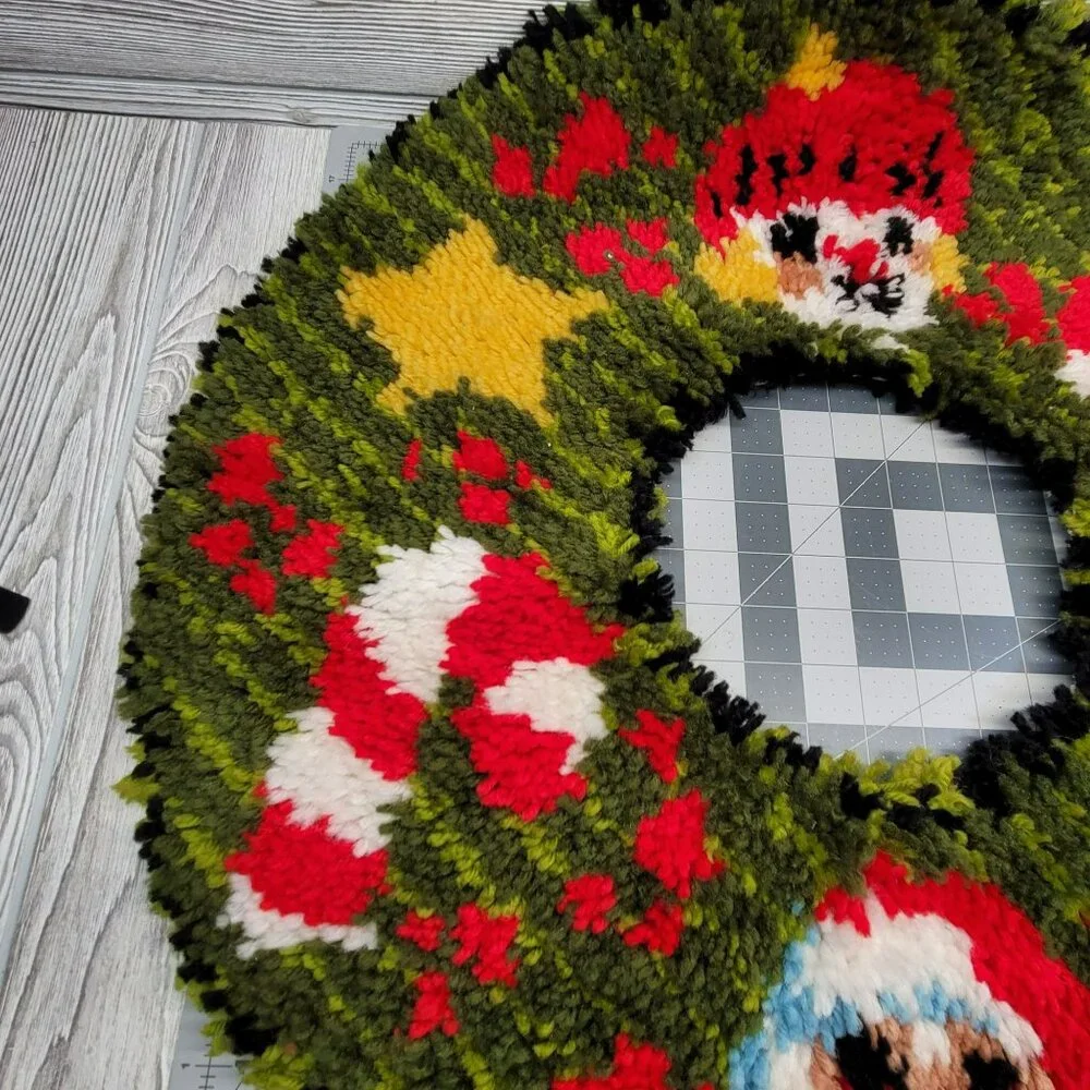 Handmade Christmas Wreath Latch Hook Rug 20 Inch Green Santa Snowman‎ Vintage